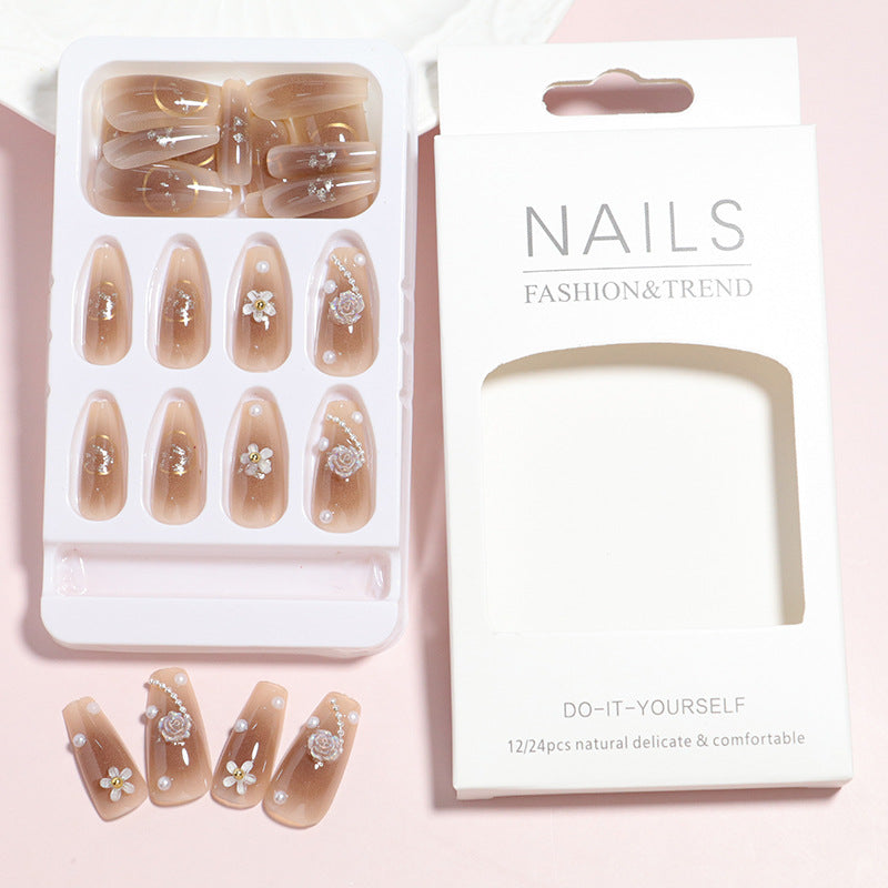 Dekorativer Press-On-Nagelset mit 3D-Akzenten Brehn