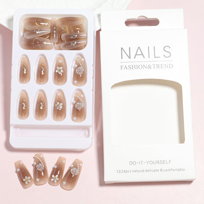 Dekorativer Press-On-Nagelset mit 3D-Akzenten Brehn