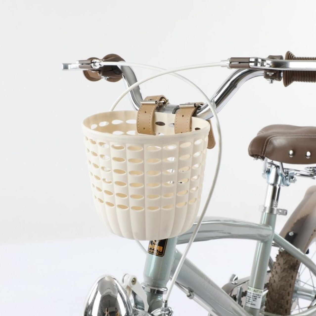 Abnehmbarer Vorderer Fahrradkorb mit Ledergriffen und belüftetem Plastikdesign Brehn
