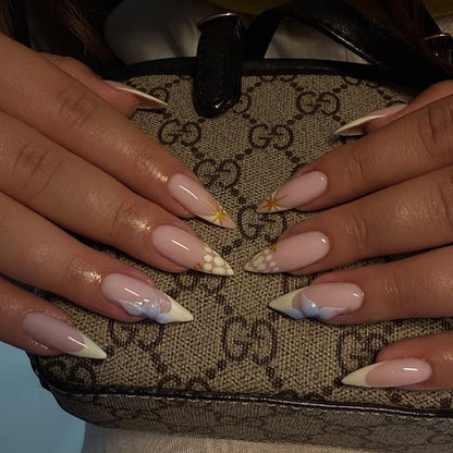 Kunstnagelset mit elegantem blumigen Design und goldenen Akzenten Brehn