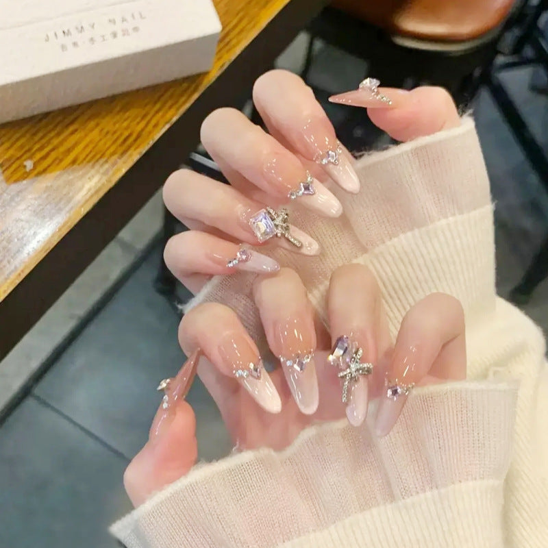 Kunstnagelset mit eleganten Kristallverzierungen und Ombre-Effekt Brehn