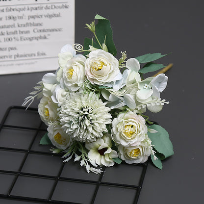 Lebensechtes Blumenstrauß-Arrangement