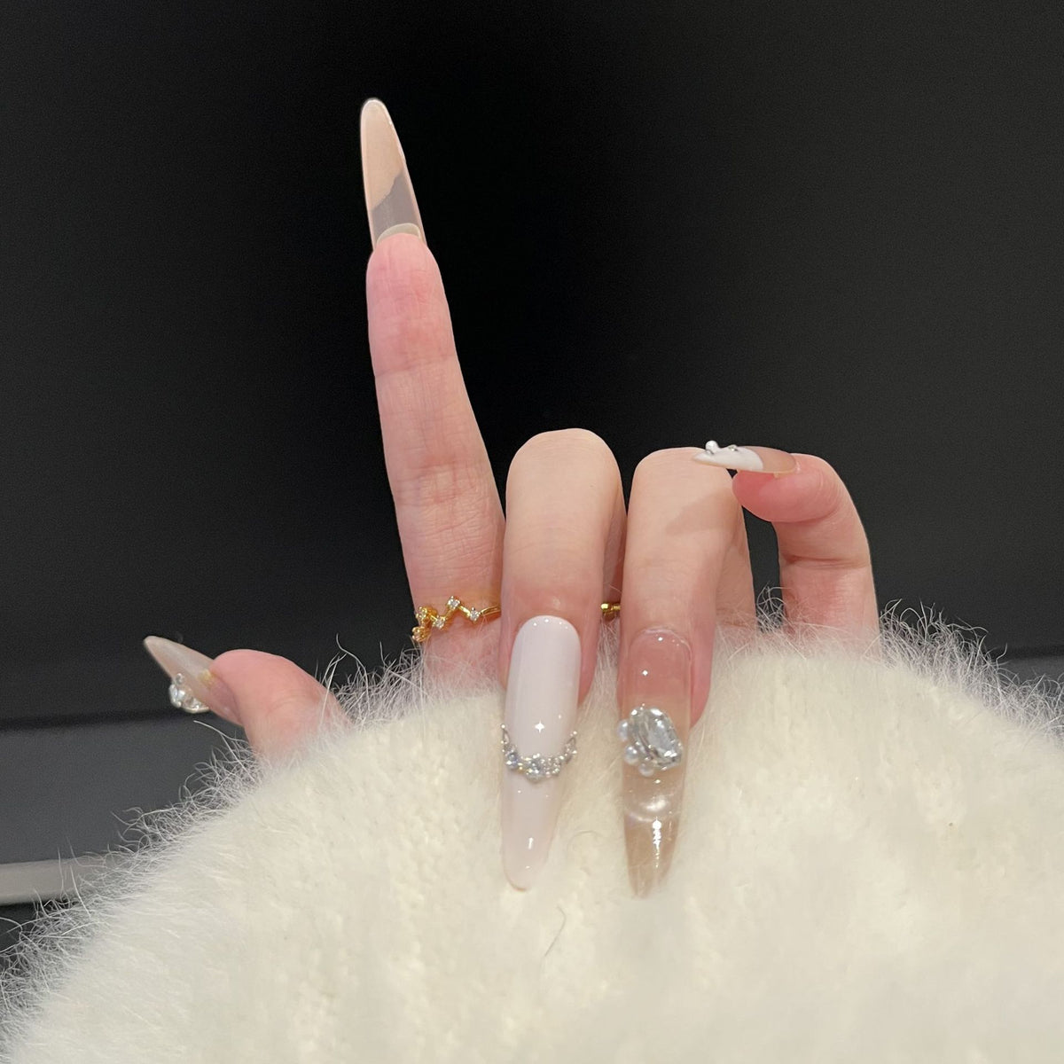 Dekoratives Press-On-Nail-Art-Set mit luxuriösen Edelstein-Accents Brehn