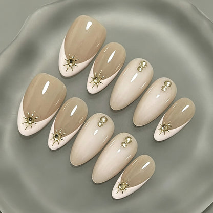 Kunstnagelset mit eleganten Design-Elementen und Glamourösen Akzenten Brehn