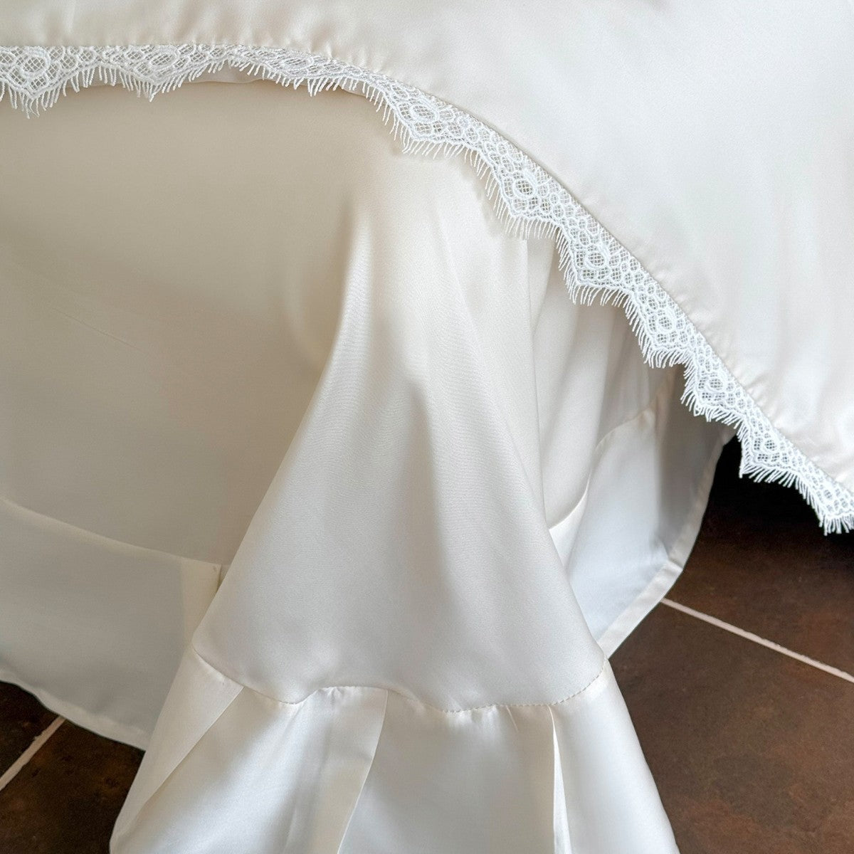 Luxus bestickte Satin Bettbezugset mit Spitzenbesatz und maßgeschneidertem Bettrock