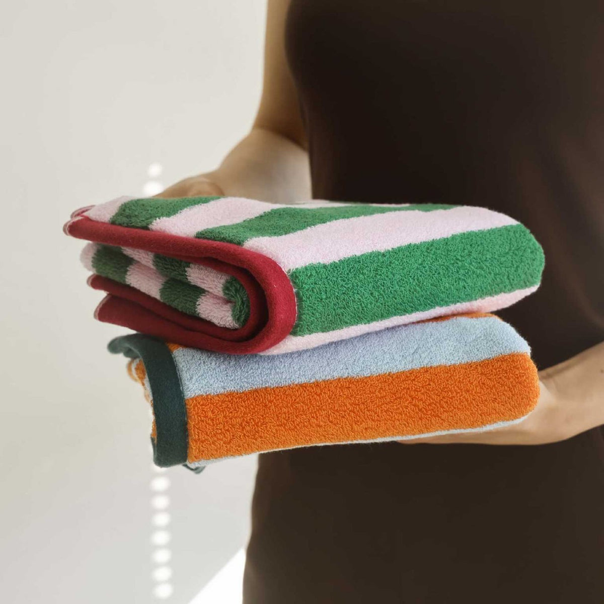 Premium Frottee-Badetuch-Set mit kontrastierter Kante und hoher Saugfähigkeit