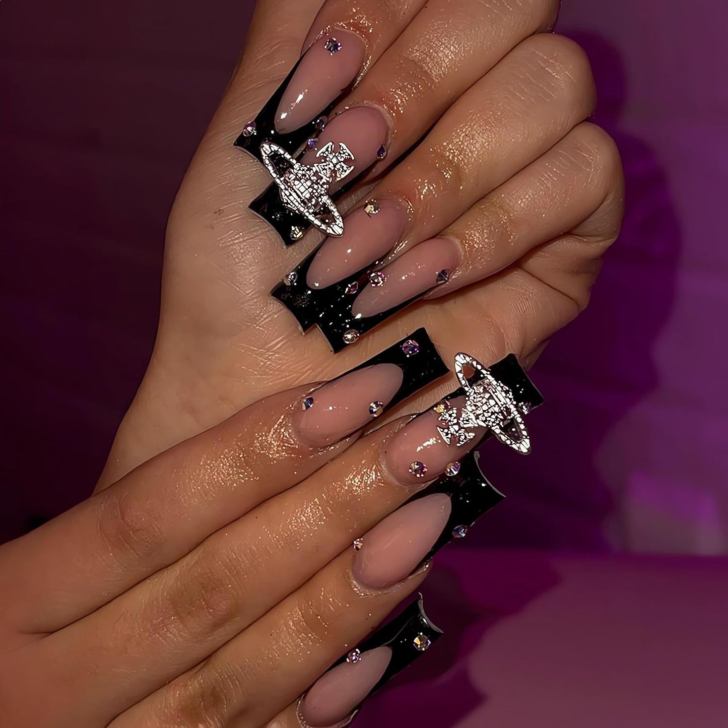 Glamouröse Kunstnägel mit Strass- und einzigartigen 3D-Verzierungen Brehn