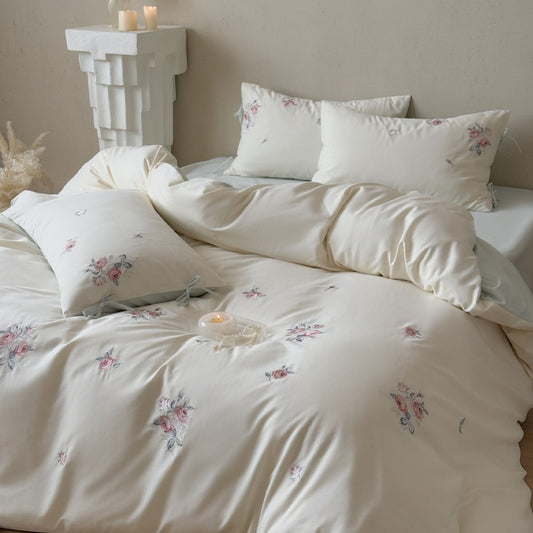 Luxuriöses Baumwoll-Bettwäsche-Set mit zarter Blumenstickerei und Wendekissenbezügen