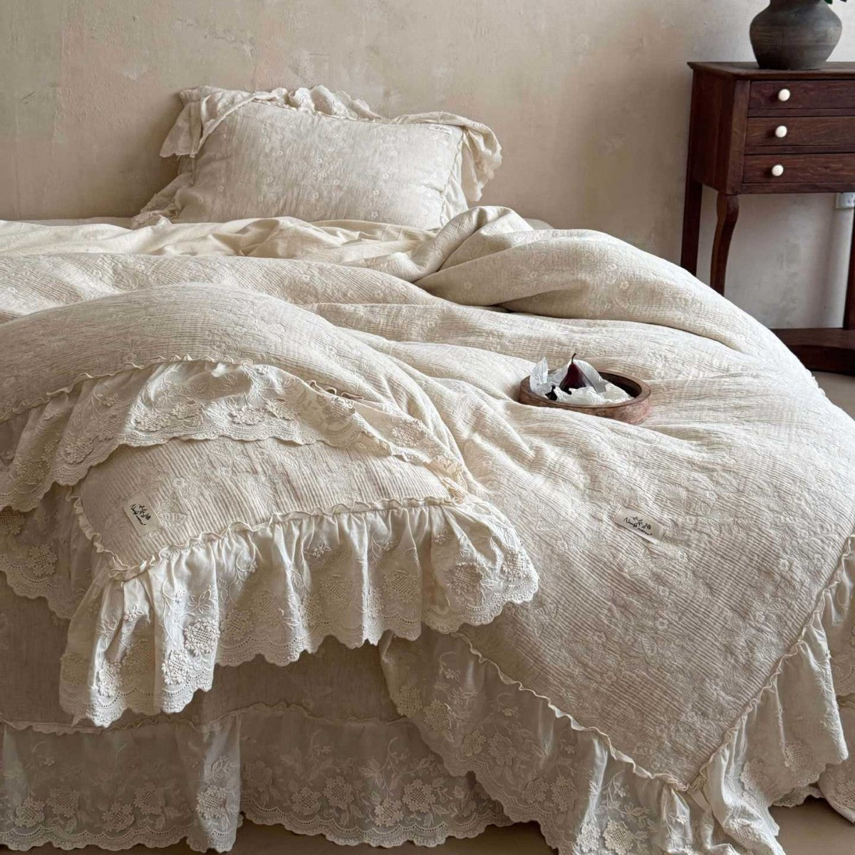 Vintage-inspirierte Rüschen-Bettwäschegarnitur aus Baumwoll‑Musselin mit feiner Blumenstickerei
