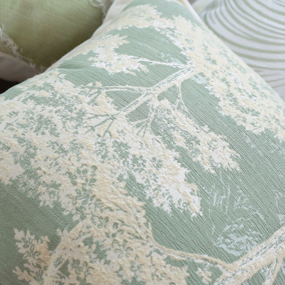 Quadratischer Zierkissenbezug mit reliefiertem Federbogen-Jacquard und Paspelrand Brehn