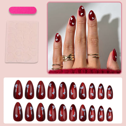 Kunstnagelset mit verspielten Herzmotiven Brehn