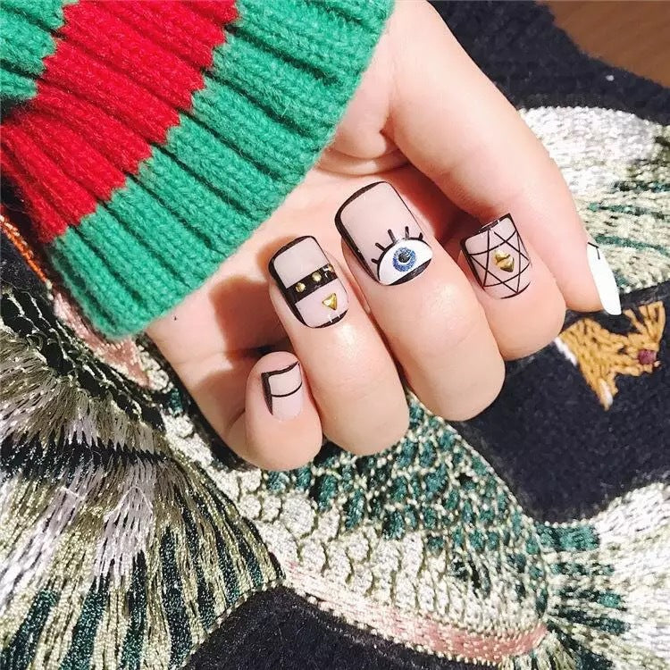 Künstlerische Press-On Nagelset mit Augenmuster