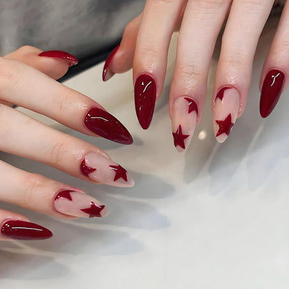 Kunstnagelset mit glitzernden Sternen und eleganten Akzenten Brehn