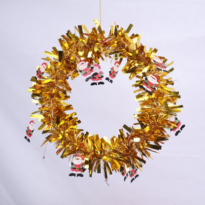 Glänzender Weihnachtskranz mit festlichen Motiven
