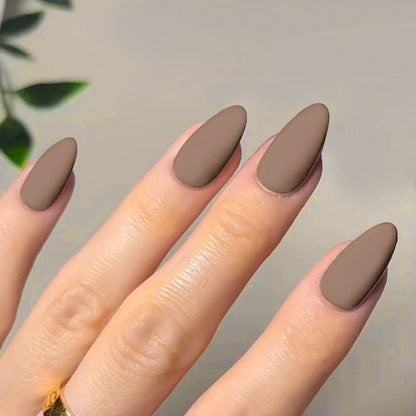 Kunstvolle Stiletto-Nägel im matten Design Brehn