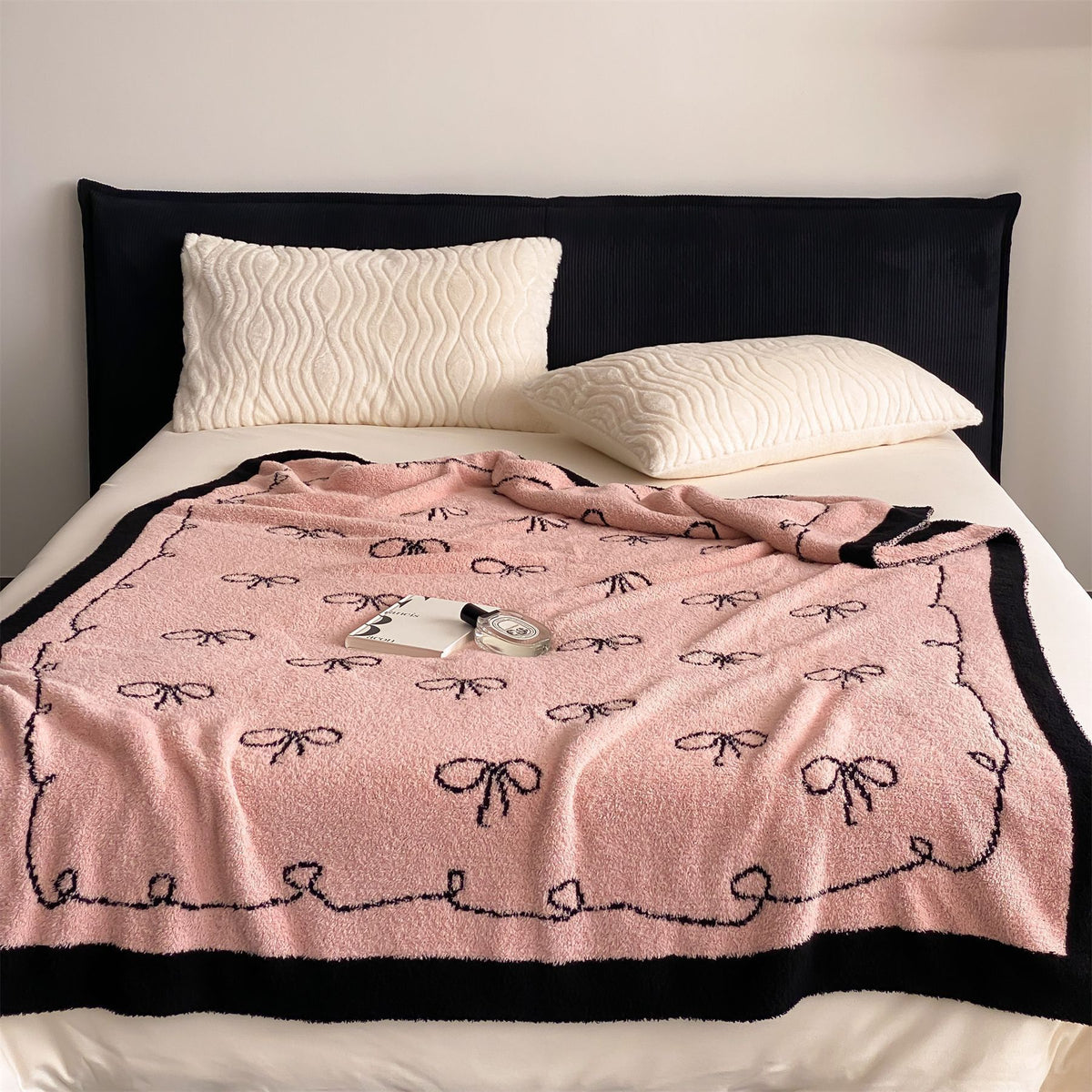 Wendbare Kuscheldecke aus Frottee mit dekorativem Hundemotiv