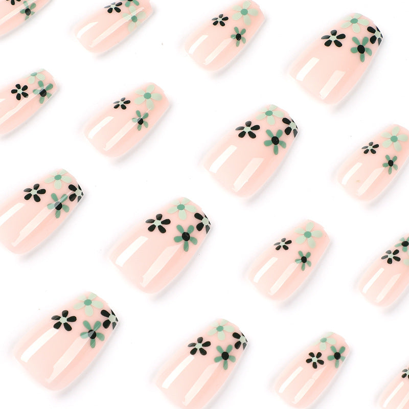 Kunstvolle Nagelverlängerungen mit Floralem Design Brehn