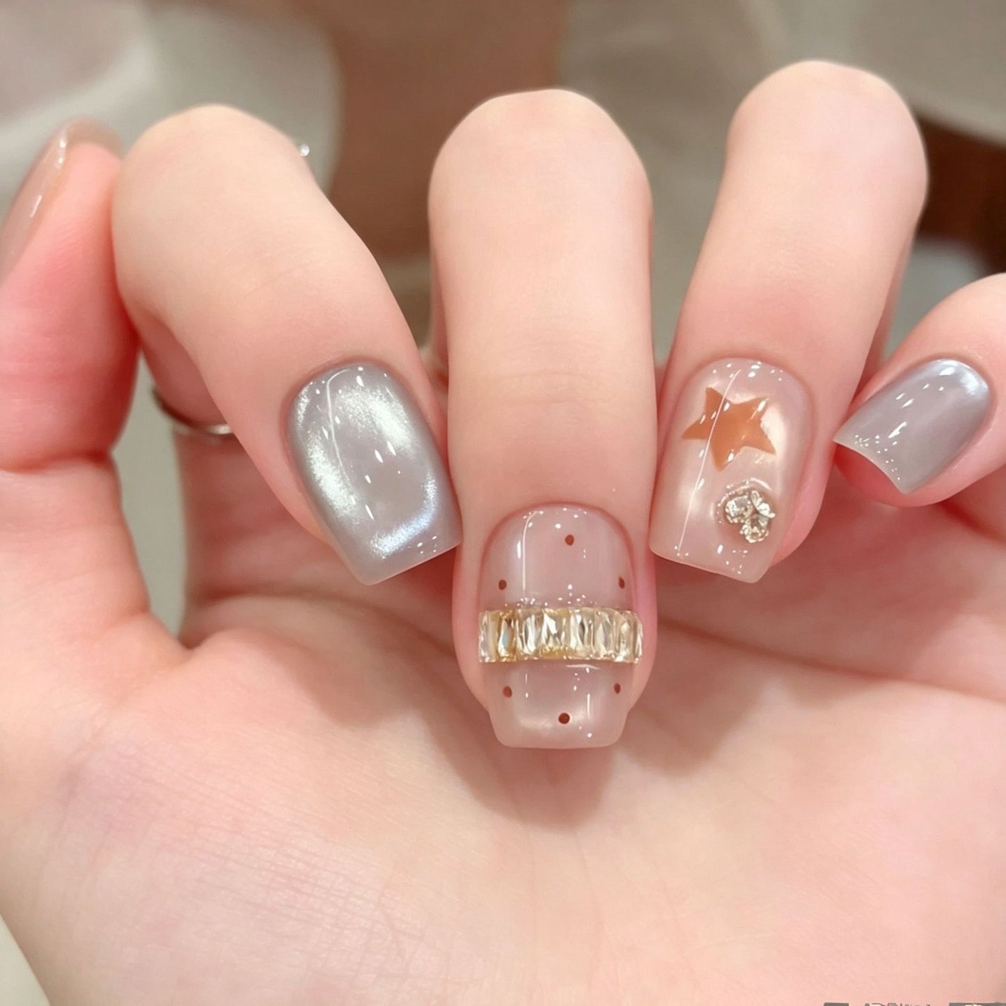 Dekoratives Press-On Nagelkunst-Set mit Strassakzenten Brehn