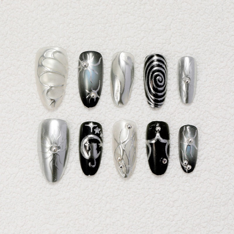 Kunstnägel mit Metallic-Effekten und komplexen Designs Brehn