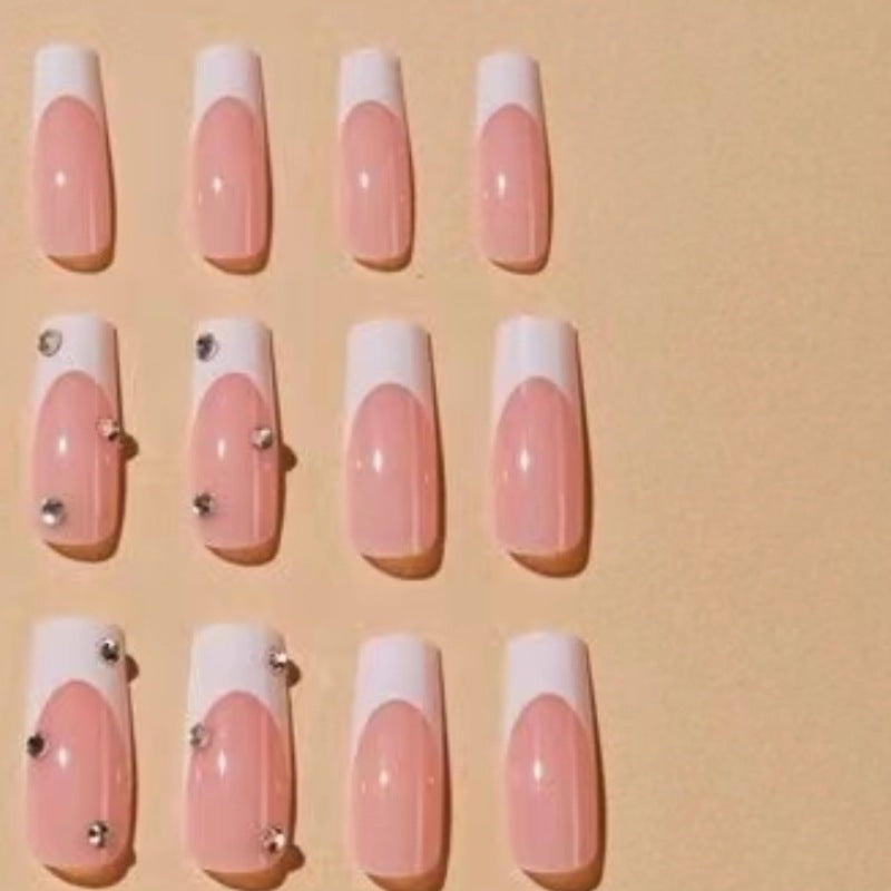Elegante mit Glitzer verzierten French Tip Acrylnägel Brehn