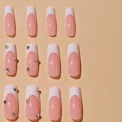 Elegante mit Glitzer verzierten French Tip Acrylnägel Brehn