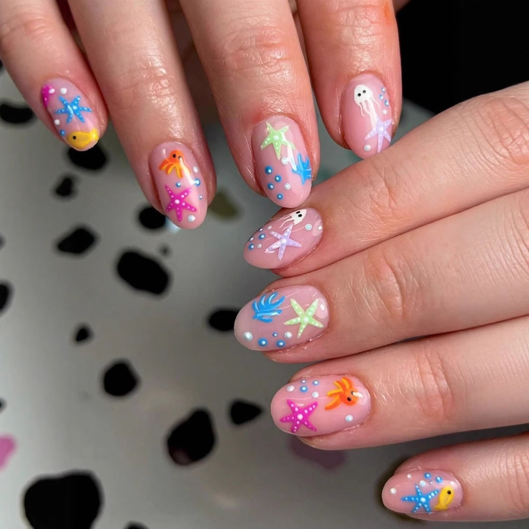 Kunstnagelset mit maritimem Design und bunten 3D-Akzenten Brehn