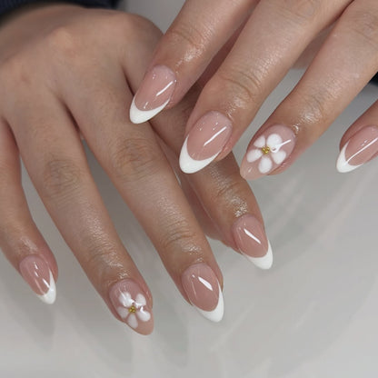 Kunstvolle Nagelverlängerungen mit Blüten-Design und eleganten French-Spitzen Brehn