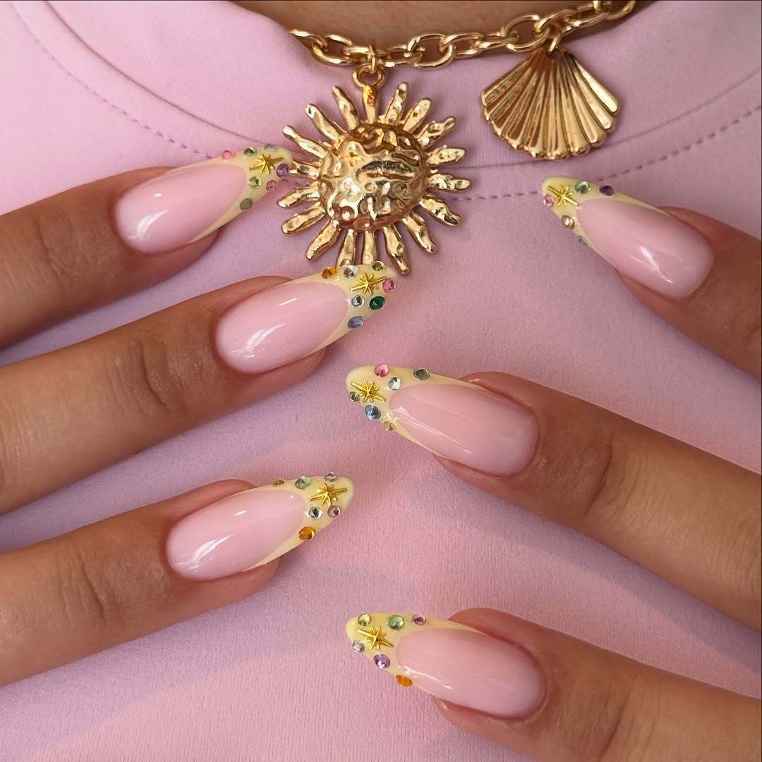Kunstnagelset mit floralen 3D-Verzierungen und Glitzerakzenten Brehn