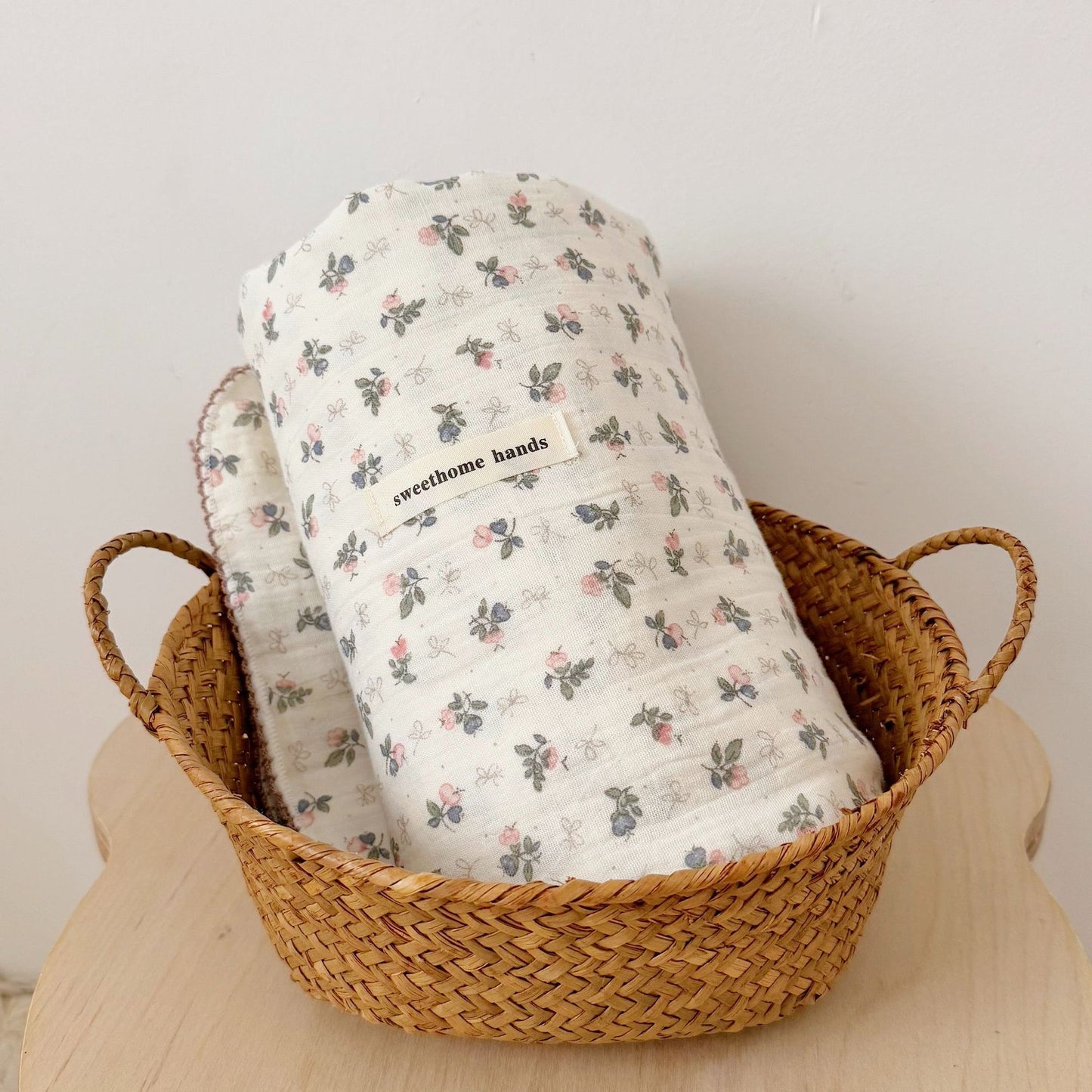 Unisex Musselin-Decke mit zartem Blumendesign und eleganten Rüschen Brehn