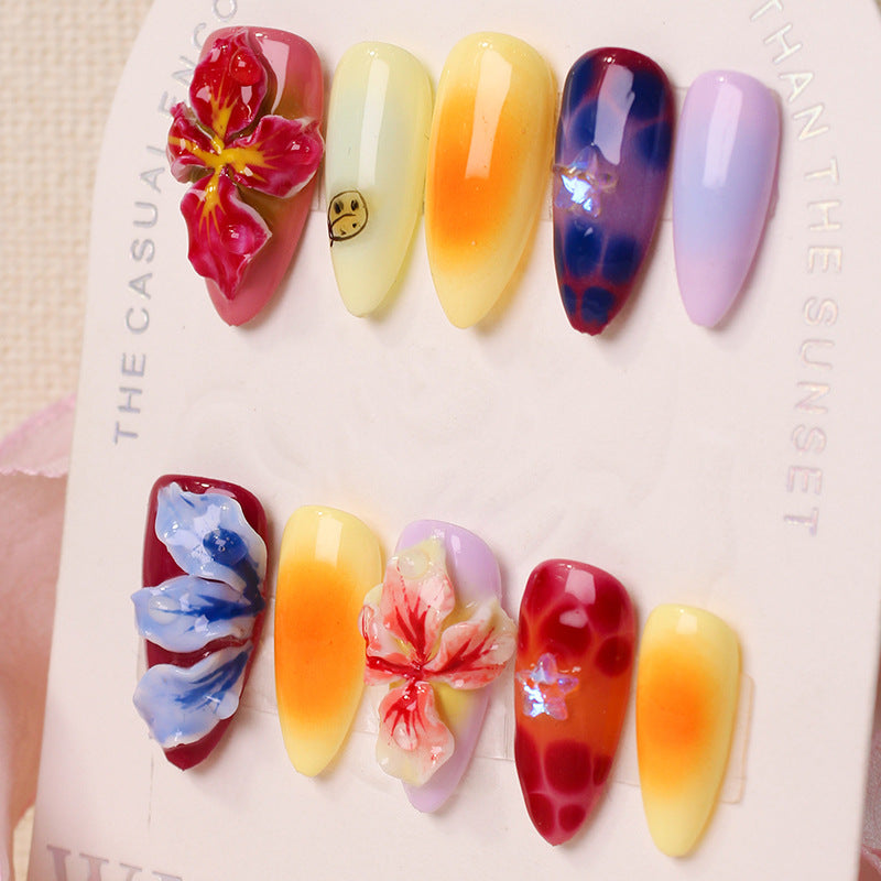 Kunstnagelset mit floralen 3D-Akzenten und bunten Designs Brehn