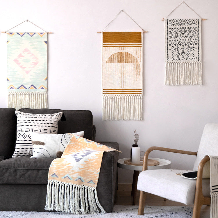 Gewebte Boho-Wandtapisserie im Ethno-Design mit langen Fransen und Holzstab Brehn