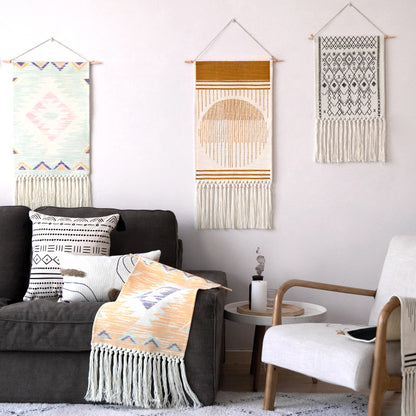 Gewebte Boho-Wandtapisserie im Ethno-Design mit langen Fransen und Holzstab Brehn