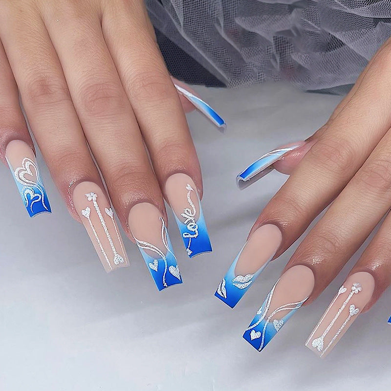Kreatives Kunstnagelset mit eleganten Herz- und Farbverlaufsmustern Brehn