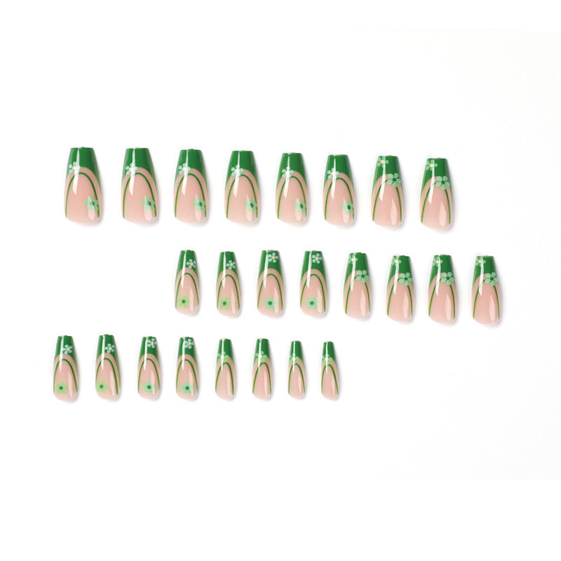 Kunstvolle Nagelkunst mit floralen Akzenten und elegantem Design Brehn