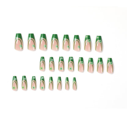 Kunstvolle Nagelkunst mit floralen Akzenten und elegantem Design Brehn