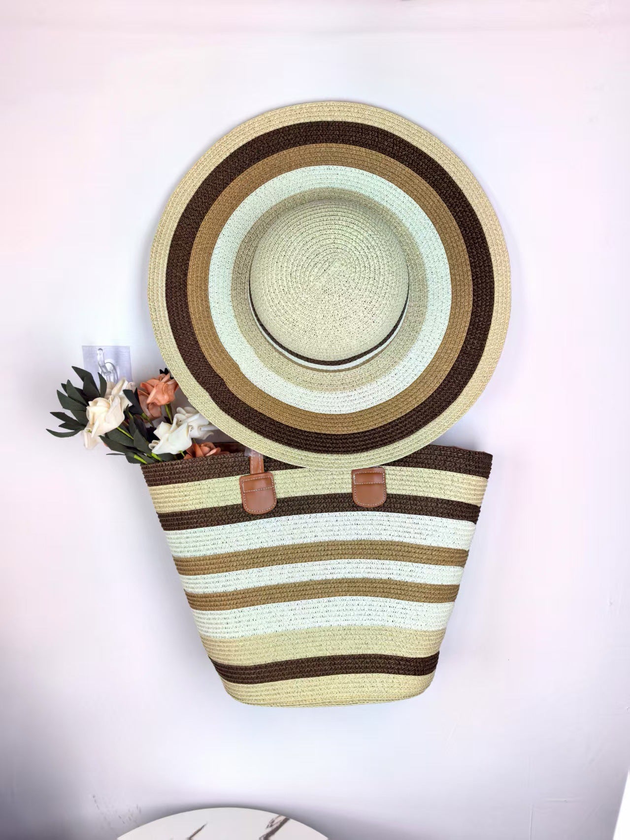 Sommerliche Strandtasche und Sonnenhut Brehn