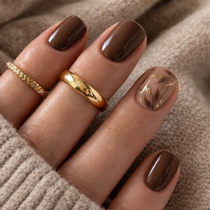 Kunstnagelset mit elegantem Marmor-Design und goldenen Akzenten Brehn