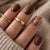 Kunstnagelset mit elegantem Marmor-Design und goldenen Akzenten Brehn