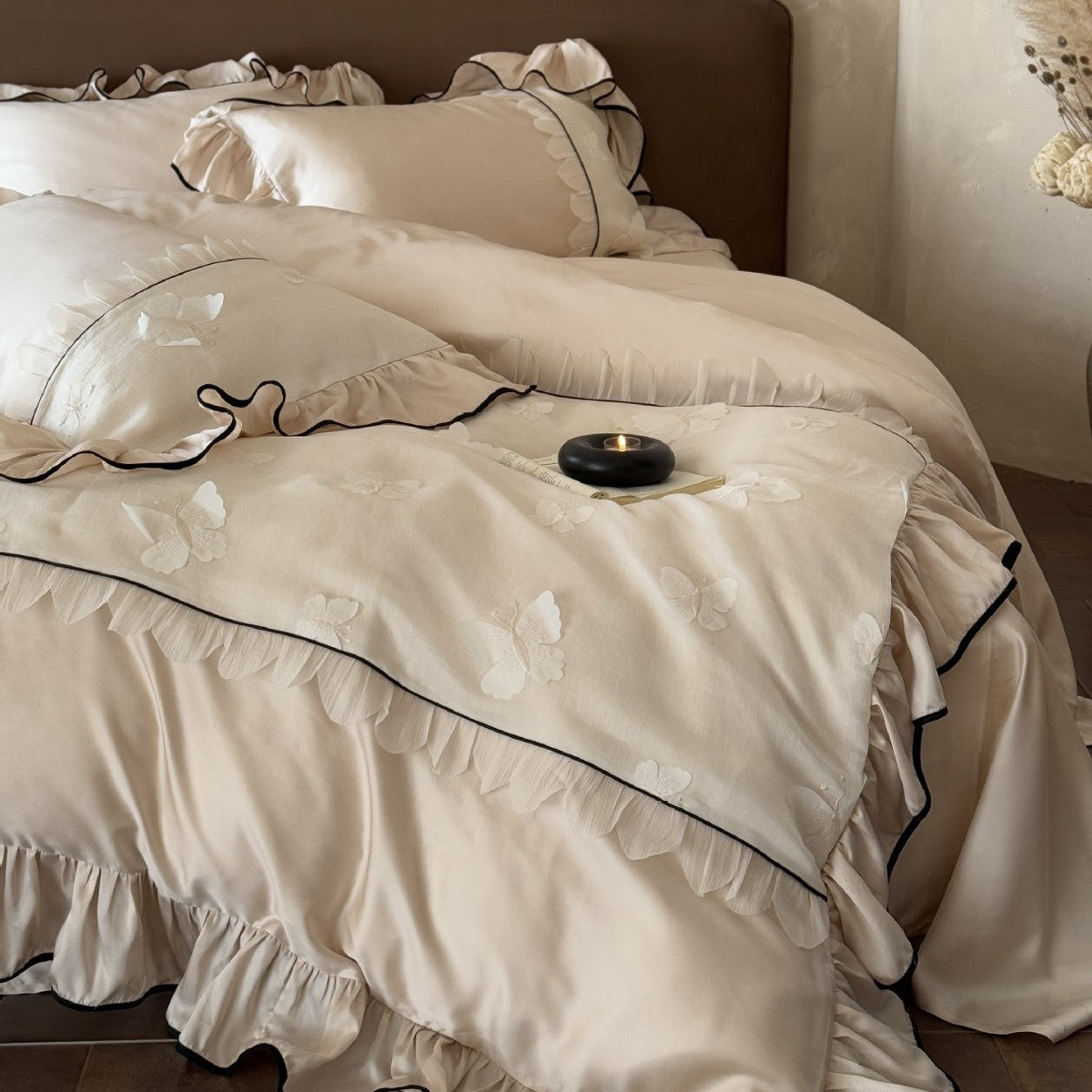Luxuriöses Rüschen-Bettwäsche-Set mit bestickten Schmetterlingen
