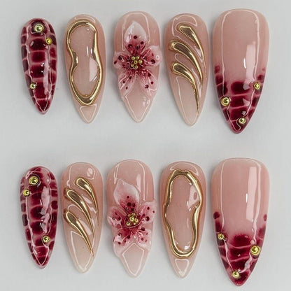 Kreatives Kunstnagelset mit floralen Verzierungen und glamourösen Akzenten Brehn