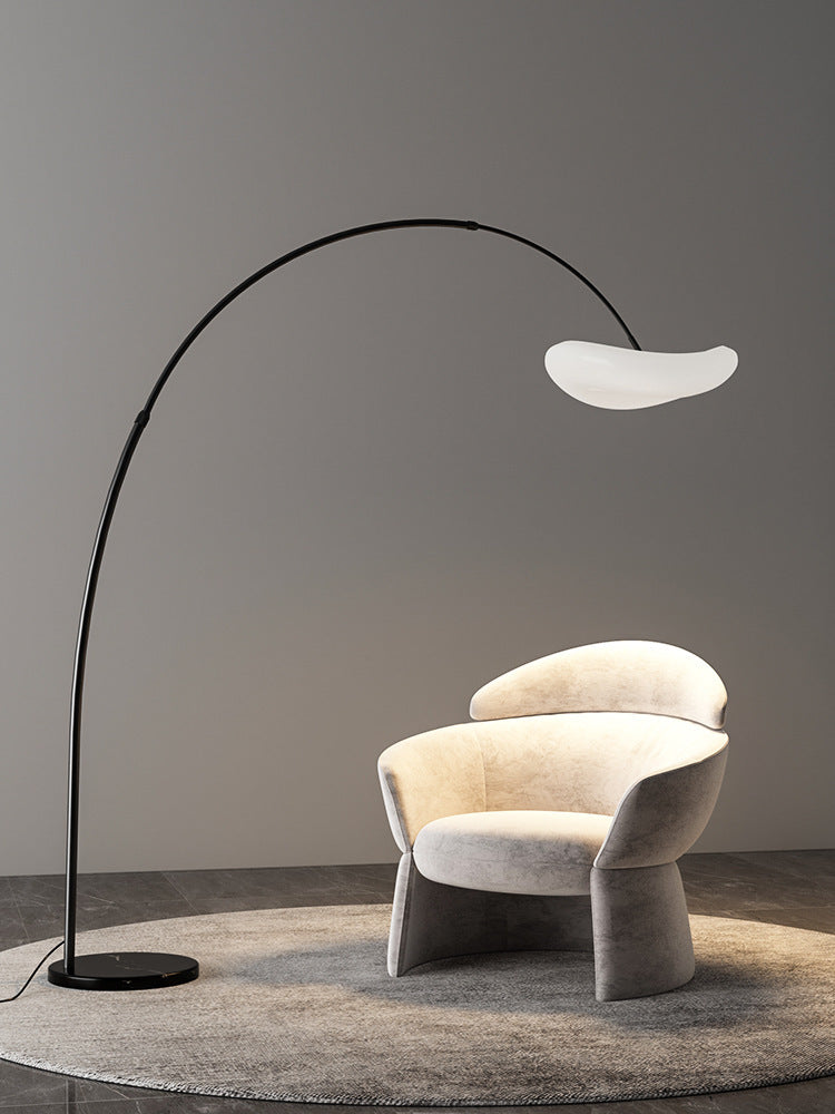 Kurvierte Stehlampe mit integriertem Schirm