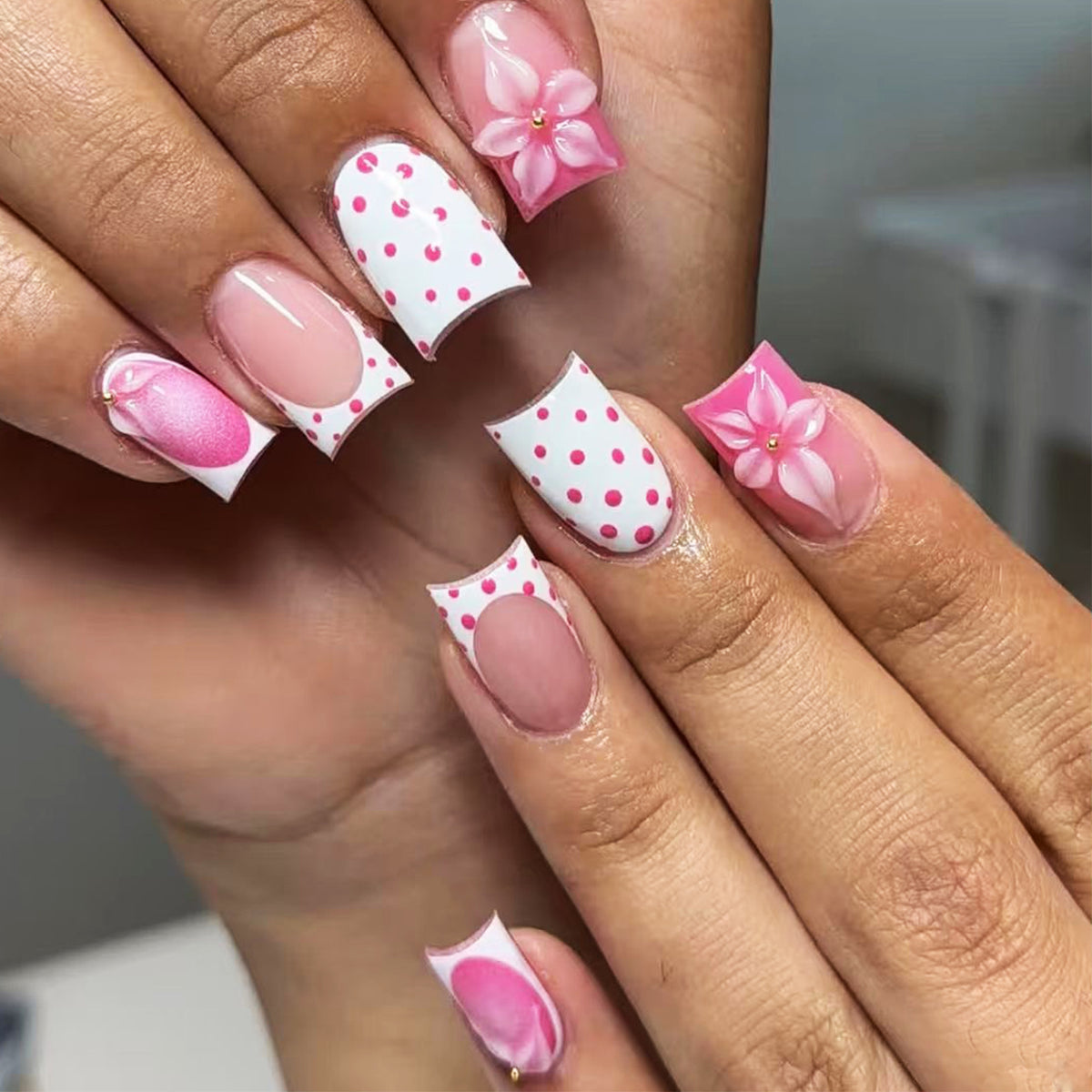Künstliche Nagelkunst mit trendy Blumendekor und Punkten Brehn