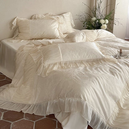 Luxus-Satin-Bettgarnitur im Vintage‑Stil mit plissiertem Volant und Zierkissen