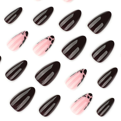 Kunstvolle Stiletto-Nägel mit elegantem Design und glänzendem Finish Brehn