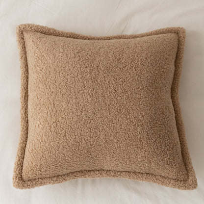 Dekoratives Teddy‑Fleece‑Kissen mit wattierter Füllung und Kedernaht