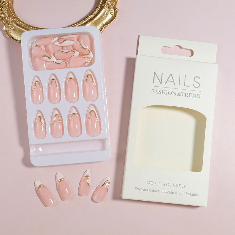 DIY Press-On-Nagelset mit eleganten goldenen Akzenten Brehn