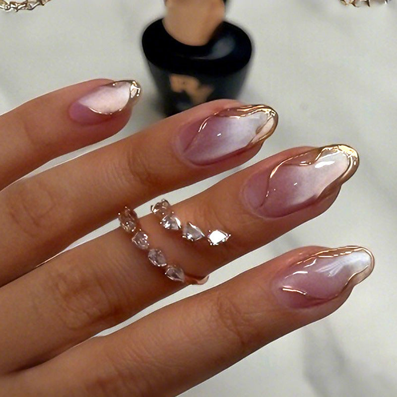 Kunstnagelset mit glamourösem Farbverlauf und goldenen Akzenten Brehn