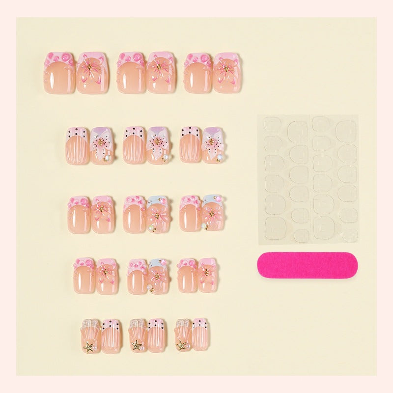 Kunstnagelset mit floralen Akzenten und glamourösen Dekoren Brehn
