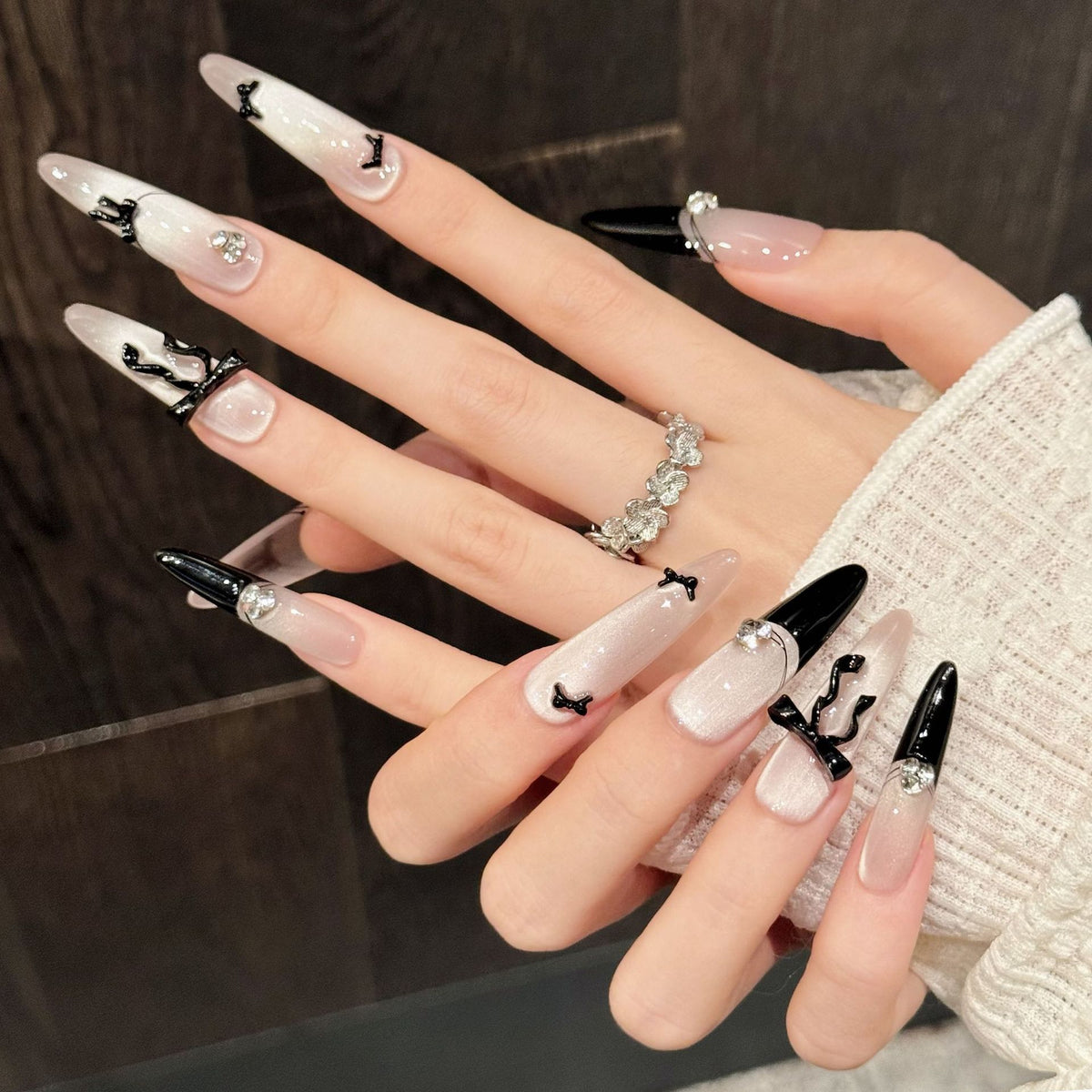 Künstlerisches Stiletto Press-On Nagelkunstset mit Steinakzenten