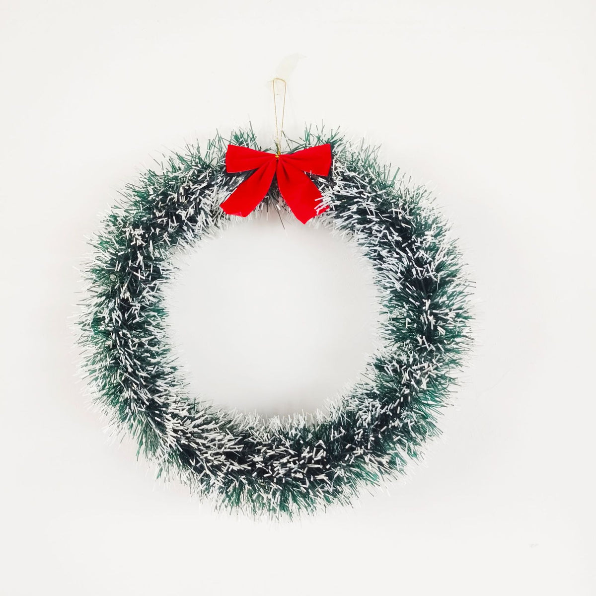 Festlicher Weihnachtskranz mit Schleife
